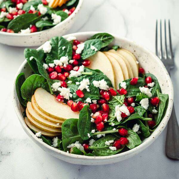 Bol de repas frais avec fruits, graines et ingrédients naturels sur une table claire